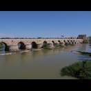 Die Puente Romano mit dem Blick auf den Torre De Calahorra am südöstlichen Ende der Brücke